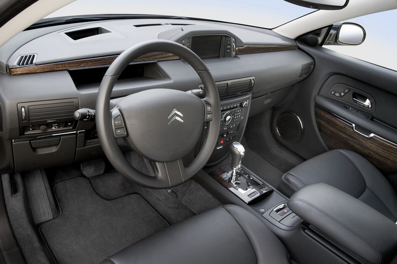 Intérieur de la Citroën C6: La planche de bord de la Citroën C6 est épurée. Sur cette vue, on peut voir l'orifice percé sur le dessus de la planche de bord, au niveau du conducteur, nécessaire au système d'affichage tête haute: les informations importantes à la conduite sont projetées sur le pare-brise dans le champ de vision du conducteur.